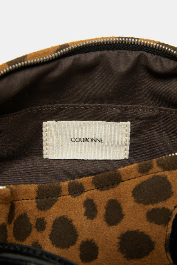 "Bilo tote 26 Bambi"는 레오파드 패턴이 돋보이는 여성용 토트백입니다. 미디엄 사이즈의 원통형 디자인으로, 숄더 스트랩이 있어 편리하게 착용할 수 있습니다. 클래식, 레트로, 캐주얼 스타일을 모두 아우르며, 데이트룩, 모임룩, 휴가룩 등 다양한 TPO에 활용 가능합니다.
