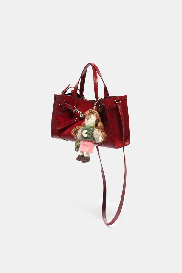 페르미에 데이 토트 27은 여성스러운 감각을 더해줄 미디엄 사이즈 토트백입니다. 광택감 있는 합성가죽 소재에 버클과 체인 디테일이 더해져 미니멀하면서도 시크한 스타일을 연출합니다. 탈부착 가능한 스트랩으로 숄더백, 토트백, 크로스백 등 3가지 형태로 활용 가능하며, 내부 수납공간과 11인치 아이패드 수납이 가능하여 실용성을 높였습니다. 사각 쉐입에 세련된 커팅 라인, 은색 하드웨어, 버클형 잠금 방식으로 디자인되었으며, 일상 및 데일리룩에 폭넓게 활용할 수 있습니다.
