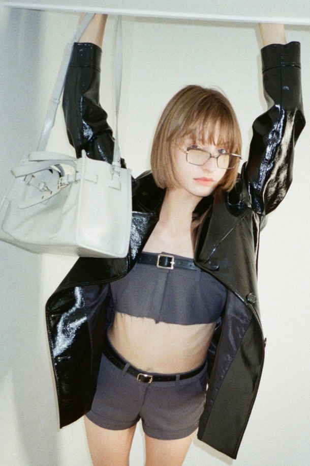 페르미에 데이 토트 35는 여성의 오피스룩, 출근룩, 모임룩에 잘 어울리는 클래식, 미니멀, 시크 스타일의 토트백입니다. 글로시 소재의 미디엄 사이즈 사각 토트백으로, 버클과 실버 하드웨어 장식이 돋보입니다. 토트, 숄더, 크로스 3-way 착용이 가능하며, 11인치 디바이스 수납과 넉넉한 내부 공간을 제공하여 실용성을 높였습니다. 내부 포켓과 탈부착 스트랩이 있어 편리하며, 포멀과 캐주얼 모두 소화 가능한 데일리 아이템입니다.
