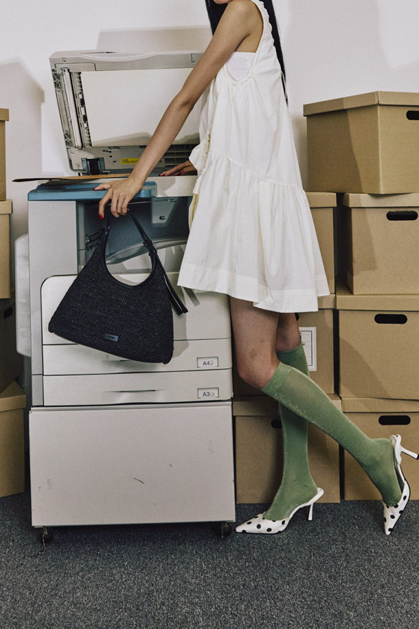 세느 토트 30 라피아는 여성용 가방으로, 은은한 실버 컬러의 라피아 소재와 합성가죽의 조화가 돋보이는 제품입니다. 콤팩트한 사이즈에 무지 패턴으로 어떤 스타일에도 잘 어울리며, 사각 형태의 디자인과 실버 하드웨어 장식이 세련됨을 더합니다. 가볍고 방수, 생활 방수가 가능하며, 2-way 착용 방식으로 실용성을 높였습니다. 내부 포켓이 있어 수납력을 높였으며, 부드럽고 유연한 소재, 넉넉한 밑면, 뛰어난 수납력, 그리고 내구성이 강화되어 튼튼하게 오래 사용할 수 있습니다. 여름 휴가룩, 리조트룩, 바캉스룩에 매치하여 미니멀, 리조트, 클래식 스타일을 연출해보세요.
