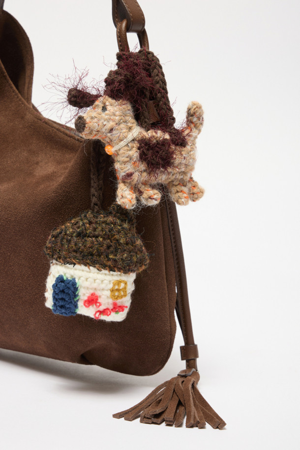 포근한 분위기를 더해줄 홈 니트 참입니다. 부드러운 울과 니트 소재로 제작되어 따뜻하고 포근한 촉감을 선사하며, 겨울철 인테리어 장식으로 활용하기 좋습니다. 화이트와 브라운 컬러, 자수 또는 프린트 무늬, 태슬 디테일로 캐주얼하고 아늑한 스타일을 연출합니다. 톡톡한 두께감과 수제작 특유의 따스함이 돋보이며, 집콕룩에 포인트를 더해줄 사랑스러운 인형입니다.
