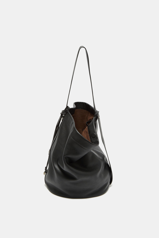 **하루 숄더 24**는 여성스러운 스타일을 완성하는 숄더백입니다. 라미네이트 레더와 천연가죽 소재에 엠보싱 패턴으로 고급스러움을 더했으며, 13인치 아이패드 수납이 가능한 미디엄 사이즈입니다. 실버 하드웨어와 분리형 참 장식이 특징이며, 2-way 디자인으로 다양한 스타일링이 가능합니다. 내부 포켓과 생활 방수 기능을 갖춰 실용성을 높였으며, 오피스룩, 출근룩, 모임룩 등 다양한 TPO에 클래식, 미니멀, 시크한 무드를 연출합니다. 스크래치 방지 기능과 조절 가능한 숄더 스트랩으로 편안하게 사용하세요.
