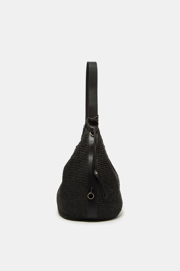 Haru Shoulder 24 Raffia (하루 숄더 24 라피아)는 여성 고객을 위한 미디엄 사이즈 숄더백입니다. 라피아와 합성가죽 소재로 제작되었으며, 실버 하드웨어 디테일이 돋보입니다. 무지 패턴에 사각 모양으로, 자연스러운 실루엣과 부드러운 촉감을 선사합니다. 아이패드 13인치 수납이 가능하며, 내부 포켓 1개, 분리형 참 장식, 슬림 스트랩, 2way 착용이 가능한 실용적인 디자인입니다. 여행, 휴가, 리조트룩에 어울리는 미니멀, 리조트, 클래식 스타일의 가방으로, 오염 방지 기능과 깔끔한 외관을 자랑합니다.
