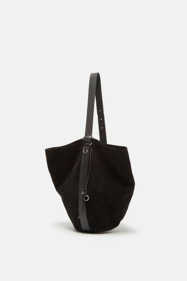 Haru Shoulder 24 Suede (하루 숄더 24 스웨이드)는 여성 및 남성 모두 착용 가능한 미디엄 사이즈의 숄더백입니다. 블랙과 브라운 두 가지 색상으로 출시되었으며, 스웨이드와 가죽 소재를 사용하여 고급스러운 느낌을 줍니다. 사각 쉐입에 마그네틱형 잠금 방식으로 편리하며, 13인치 아이패드 수납이 가능합니다. 숄더 및 슬림 스타일 2way로 연출할 수 있으며, 데일리 쇼핑룩에 어울리는 클래식, 미니멀, 시크 스타일의 가방입니다. 자연스러운 실루엣과 착용감으로 편안하게 사용할 수 있으며, 내부 포켓 1개와 디자인 참 장식이 포인트입니다.
