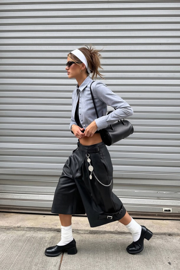 빌로 토트 26은 부드러운 촉감의 합성가죽 소재로 제작되어 편안한 착용감을 선사합니다. 엠보싱 패턴과 실버 하드웨어 장식이 어우러져 캐주얼하면서도 엘레강스한 스타일을 연출합니다. 가볍고 실용적인 디자인으로 3way 멀티 코디네이션이 가능하며, 탈부착 가능한 숄더 스트랩과 내부 포켓, 외부 플랩 포켓을 갖춰 수납력을 높였습니다. 일상생활뿐만 아니라 쇼핑이나 카페 방문 시에도 잘 어울리는 아이템입니다. 여름철에도 시원하게 착용할 수 있으며, 관리가 용이하여 실용적입니다.
