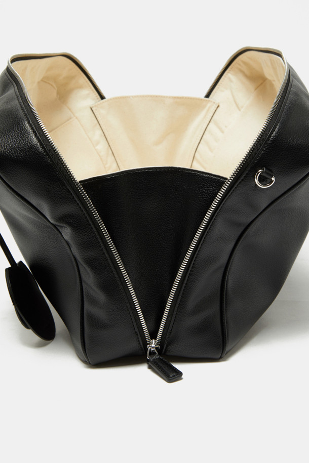 듀 토트 39는 여성용 미디엄 사이즈 토트백으로, 오피스룩, 출근룩, 모임룩에 잘 어울리는 가방입니다. 블랙 색상의 무지 패턴에 합성가죽 소재를 사용하여 클래식, 미니멀, 시크한 스타일을 연출합니다. 사각형 디자인에 지퍼형 잠금 방식을 갖췄으며, 방수 및 생활 방수 기능을 제공하여 실용성을 더했습니다. 3-way 컨버터블 디자인으로 탈부착 가능한 스트랩을 활용할 수 있으며, 내부 지퍼 포켓과 13인치 아이패드 수납이 가능합니다. 실버 하드웨어와 탈부착 가능한 미러 참 세트로 포인트를 더했습니다.
