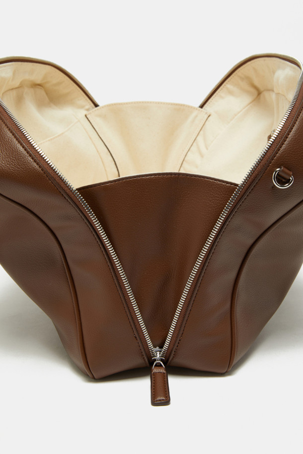 듀 토트 39는 부드러운 드레이핑 실루엣과 사각 형태가 돋보이는 여성 토트백입니다. 미디엄 사이즈로 제작되어 13인치 아이패드 수납이 가능하며, 내부 지퍼 포켓이 있어 소지품을 안전하게 보관할 수 있습니다. 합피 소재에 무지 디자인으로 클래식하고 모던한 스타일을 연출하며, 탈부착 스트랩과 미러 참 액세서리로 다양한 스타일을 소화할 수 있습니다. 출근룩과 오피스룩에 잘 어울리며, 3-way 멀티 스타일(토트/숄더/크로스바디)로 활용도가 높습니다. 아이폰, 아이패드, 맥북 프로까지 수납 가능한 실용적인 데일리 가방입니다.
