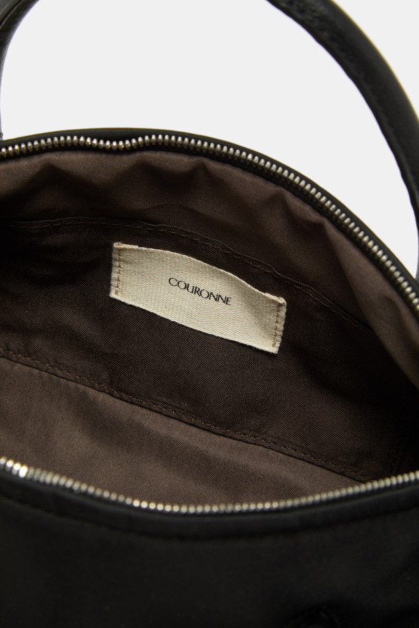 빌로 토트 26 나일론 토트백은 여성용 가방으로, 가볍고 실용적인 디자인이 특징입니다. 무지 패턴의 원통형 디자인에 실버 하드웨어 장식이 더해져 미니멀, 캐주얼, 클래식 스타일을 연출합니다. 3-way 착용이 가능하며, 내부 오픈 포켓 1개와 외부 플랫 포켓 1개가 있어 수납력을 높였습니다. 숄더 스트랩 탈부착으로 다양한 스타일을 연출할 수 있으며, 일상 및 동네 마실룩, 쇼핑룩에 적합합니다. 컴팩트한 사이즈로 가볍게 들고 다니기 좋습니다.
