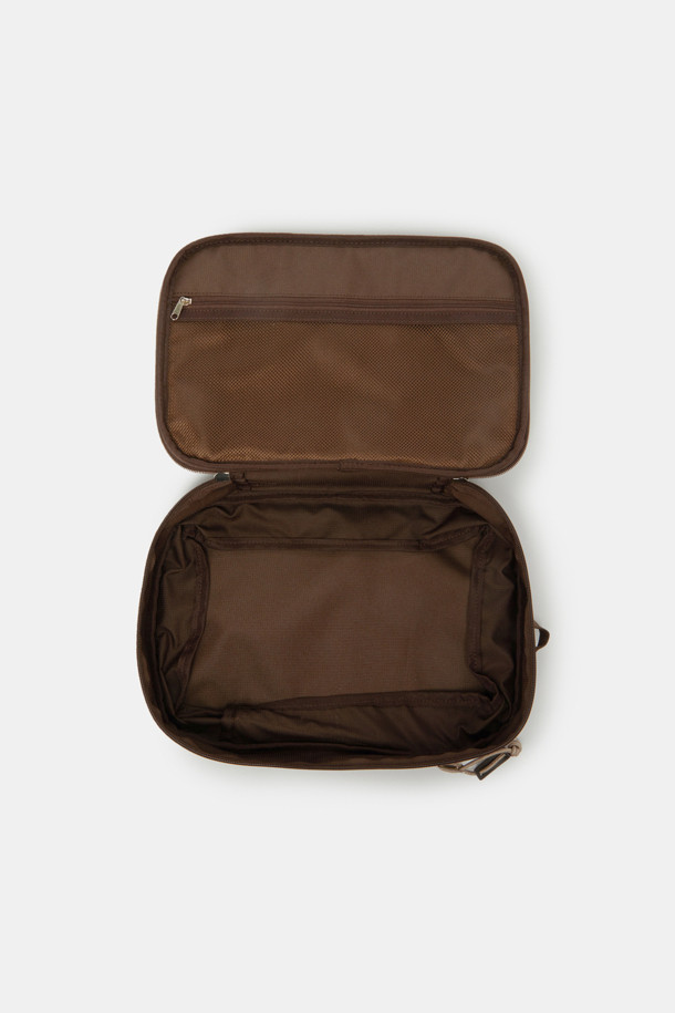 여성용 베이지/레드 컬러 Bagel Packing Pouch 30은 그리드 패턴의 사각 파우치백입니다. 나일론과 메쉬 소재를 사용하여 통기성이 우수하며, 압축 지퍼로 공간 확장이 가능하고 내/외부 포켓이 있어 여행이나 일상에서 유용하게 사용할 수 있습니다. 스몰 사이즈에 손잡이가 있으며 지퍼형 잠금 방식으로 안전한 수납을 제공합니다.
