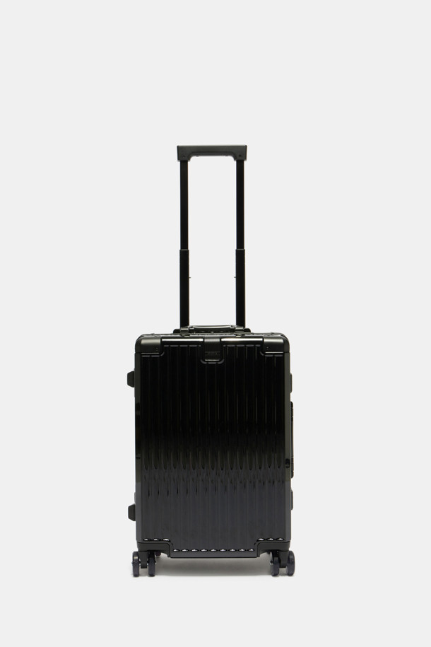 Bagel Luggage 20은 튼튼한 폴리카보네이트와 알루미늄 소재로 제작된 블랙 색상의 미디엄 사이즈 여행용 캐리어입니다. 내구성을 높이는 알루미늄 프레임과 코너 가드, 충격 방지 기능, TSA 잠금장치, 도난 방지 기능, 부드러운 우레탄 바퀴, 그리고 내용물 분리를 돕는 수납공간 구성으로 안전하고 편리한 여행을 지원합니다. 사각 디자인과 다이얼 잠금 방식을 갖춘 이 캐리어는 경량, 내열성을 더하여 여행의 동반자로서 훌륭한 선택이 될 것입니다.
