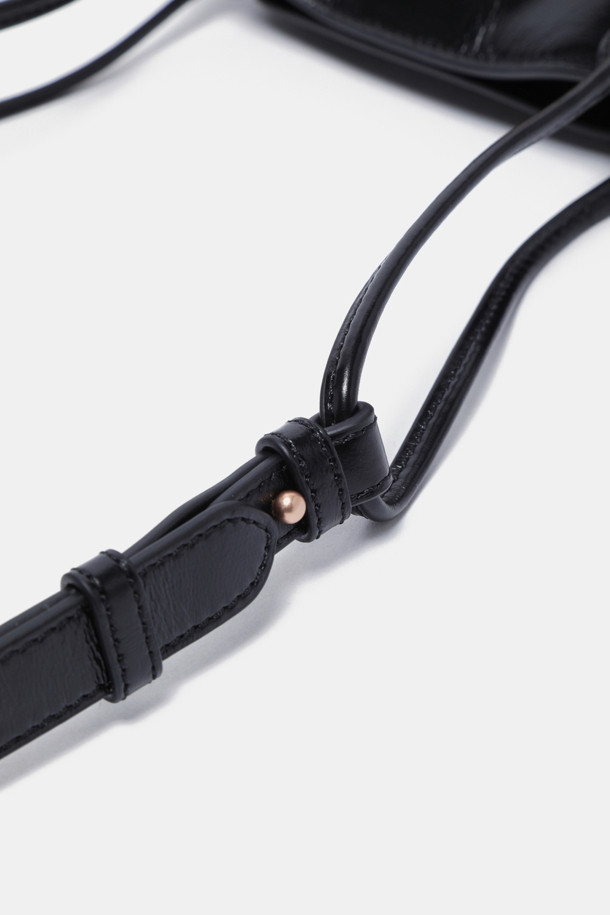 모스코뮬(Moscow Mule) 크로스 19는 여성용 미디엄 사이즈 블랙 소가죽 크로스백입니다. 클래식하고 미니멀한 무드를 연출하며, 출근룩과 모임룩에 모두 잘 어울립니다. 골드 하드웨어 장식이 돋보이며, 3way 연출이 가능하여 다양한 스타일을 소화할 수 있습니다. 탈부착 가능한 스트랩과 사이즈 조절 기능으로 실용성을 높였으며, 사각 쉐입에 광택감 있는 가죽과 자연스러운 주름이 고급스러운 느낌을 더합니다. 내부 포켓 1개와 외부 포켓 1개로 수납력을 높였습니다.
