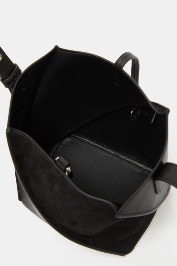 세련된 디자인의 Tenet 숄더 14 숄더백은 여성들을 위한 미디엄 사이즈 가방입니다. 부드러운 소가죽과 스웨이드 소재의 조화가 돋보이며, 무지 패턴에 링 장식으로 포인트를 더했습니다. 탈부착 가능한 스트랩과 분리형 파우치로 실용성을 높였으며, 3way 연출(숏 숄더, 롱 숄더, 크로스백)이 가능하여 다양한 스타일을 소화할 수 있습니다. 블랙과 브라운 두 가지 색상으로 출시되었으며, 실버 하드웨어와 사선 절개라인 디자인이 특징입니다. 미니멀하고 클래식한 무드로 출근룩과 모임룩에 모두 잘 어울립니다.
