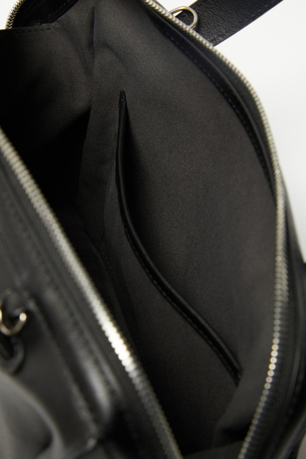 자하 하디드의 건축물에서 영감을 받아 유연한 라인으로 디자인된 Ruvo Tote 26 (루보 토트 26) 토트백입니다. 부드러운 네이키드 타입 소가죽 소재의 미디엄 사이즈 블랙 컬러 가방으로, 미니멀한 스타일과 실버 하드웨어 장식이 세련된 느낌을 더합니다. 탈부착 및 길이 조절 가능한 스트랩으로 3way 연출이 가능하며, 지퍼형 잠금 방식과 내부 지퍼 포켓, 내부 포켓으로 실용성을 높였습니다. 출근룩과 오피스룩, 그리고 미니멀, 클래식, 시크한 스타일을 즐겨 입는 여성분들께 데일리백으로 추천합니다.
