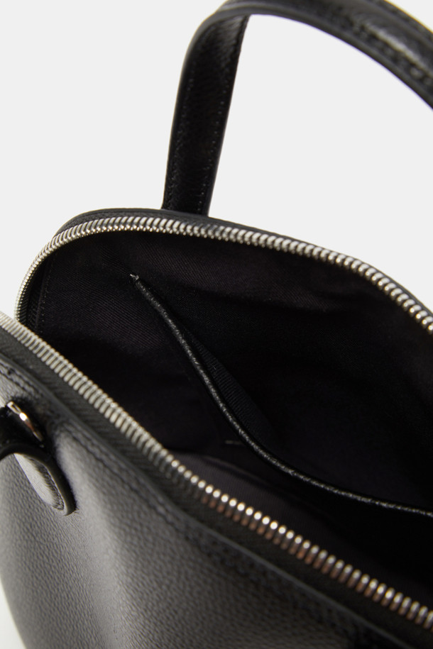 플레비 토트 27은 소가죽 소재의 여성용 미디엄 사이즈 토트백입니다. 블랙 컬러의 무지 디자인으로, 라운드형 쉐입과 클래식한 스타일을 연출합니다. 탈부착 가능한 스트랩과 내부 포켓이 있어 실용성을 높였으며, 엠보 슈렁큰 가공으로 고급스러운 질감을 더했습니다. 오피스룩, 출근룩, 모임룩에 매치하여 클래식, 미니멀, 시크한 무드를 완성할 수 있습니다. 실버 유광 하드웨어 디테일이 세련된 포인트를 더합니다.
