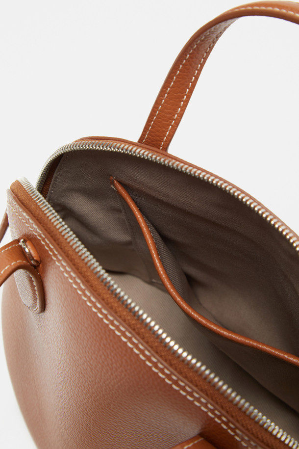 플레비 토트 27은 부드러운 소가죽 소재의 미디엄 사이즈 토트백입니다. 브라운 컬러에 무지 패턴으로, 클래식하고 미니멀한 스타일을 연출합니다. 엠보 슈렁킨 가공으로 고급스러운 질감을 더했으며, 실버 유광 하드웨어와 라운드 형태가 특징입니다. 탈부착 가능한 스트랩과 내부 포켓이 있어 실용적이며, 데일리백, 숄더백, 크로스백으로 다양하게 활용 가능합니다. 출근룩, 모임룩 등 일상적인 용도로 적합합니다.
