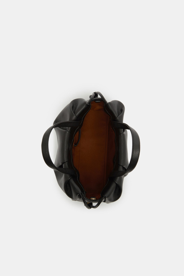 세련된 여성의 일상과 특별한 날을 빛내줄 비아 토트 32 토트백입니다. 부드러운 소가죽 소재에 엠보싱 패턴을 더해 고급스러운 느낌을 선사하며, 플리츠와 스크류 디테일로 포인트를 주어 클래식하면서도 시크한 매력을 강조합니다. 2-way 스타일로 숄더 스트랩 탈부착 및 조절이 가능하여 출근룩, 오피스룩, 모임룩 등 다양한 TPO에 맞춰 활용할 수 있습니다. 내부에는 지퍼 포켓 1개와 오픈 포켓 1개가 있어 실용적인 수납이 가능하며, 미디엄 사이즈로 데일리 아이템을 넉넉하게 수납할 수 있습니다. 골드와 실버 하드웨어, 사각 모양에 마그네틱형 잠금 방식으로 편리함까지 더했습니다.
