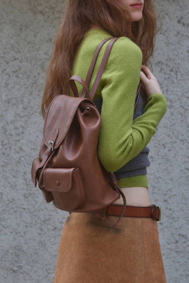 버터니 백팩 24는 부드러운 소가죽 소재의 여성 가방입니다. 브라운 컬러의 무지 디자인으로, 버튼, 지퍼, 드로우스트링 디테일이 돋보이며, 미디엄 사이즈의 사각형 쉐입을 갖추었습니다. 외부 오픈 포켓 2개, 지퍼 포켓 1개, 내부 백패널 오픈 포켓 1개로 실용적인 수납력을 제공하며, 조절 가능한 스트랩으로 편안한 착용감을 선사합니다. 글로시 마감으로 고급스러움을 더하여 데이트룩, 쇼핑룩, 카페룩 등 다양한 TPO에 클래식, 미니멀, 시크 스타일을 연출하기 좋습니다.
