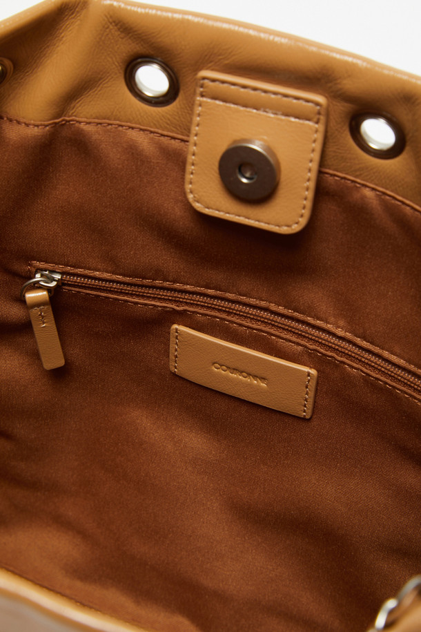 세련된 디자인의 노아 체인 백팩 29 (Noa Chain Backpack 29)을 소개합니다. 부드러운 소가죽 소재로 제작되었으며, 매트 실버 하드웨어와 글로시 마감으로 고급스러움을 더했습니다. 미디엄 사이즈의 사각 쉐입 백팩으로, 11인치 iPad 수납이 가능하며 양쪽 사이드 포켓과 내부 포켓 1개로 실용성을 높였습니다. 숄더백, 크로스백, 핸드백으로 변형 가능하여 다양한 스타일 연출이 가능하며, 체인 디테일로 포인트를 주어 데이트룩, 쇼핑룩, 모임룩 등 어떤 TPO에도 잘 어울립니다. 미니멀하고 시크한 스타일을 선호하는 여성분들께 추천합니다.
