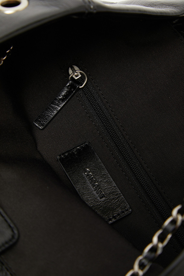 Noa 체인 백팩 29는 여성들을 위한 미디엄 사이즈의 블랙 소가죽 백팩입니다. 광택 있는 가죽 마감과 사각 쉐입, 체인 장식이 클래식하면서도 모던한 스타일을 연출합니다. 태블릿 수납이 가능하며, 내부 포켓과 측면 포켓으로 실용성을 더했습니다. 숄더백 또는 크로스백으로 변형하여 오피스룩, 모임룩 등 다양한 TPO에 활용 가능하며, 미니멀하고 시크한 스타일을 완성합니다. 버클형 잠금 방식으로 안전하게 소지품을 보관할 수 있습니다.
