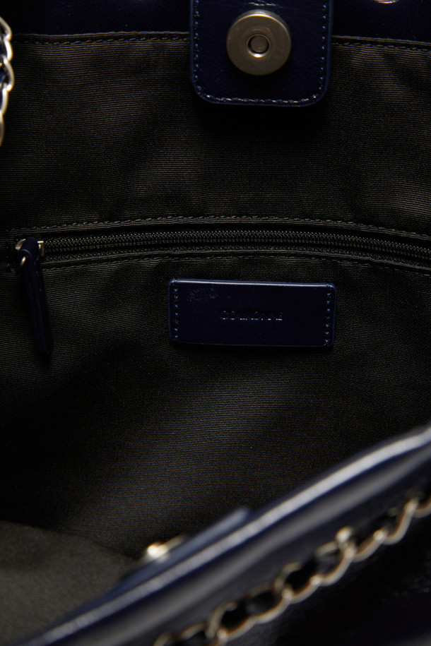 Noa 체인 백팩 29는 여성스러운 매력을 강조하는 미디엄 사이즈 백팩입니다. 부드러운 소가죽 소재와 블랙 컬러, 무지 디자인으로 모던하면서도 시크한 분위기를 연출합니다. 사각 쉐입과 곡선 디자인의 조화가 돋보이며, 체인 장식 디테일이 포인트입니다. 사이즈 조절 가능한 스트랩, 손잡이, 측면 및 내부 포켓, 그리고 11인치 아이패드 수납이 가능하여 실용성을 더했습니다. 컨버터블 스트랩 시스템으로 숄더백과 크로스백으로 활용할 수 있으며, 오피스룩, 모임룩, 데이트룩 등 다양한 TPO에 클래식, 미니멀, 시크 스타일을 연출하기 좋습니다.
