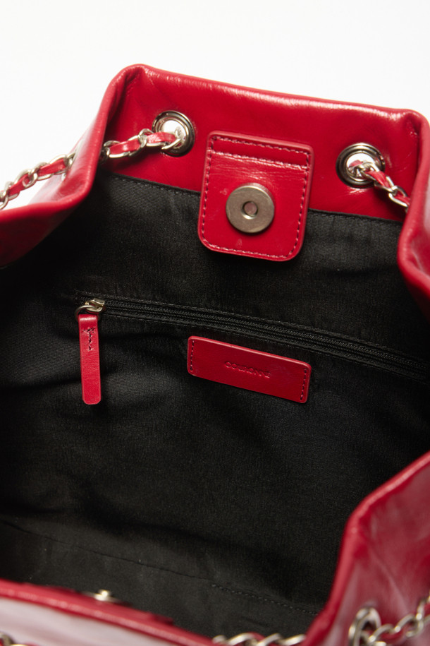 Noa 체인 백팩 29는 여성스러운 매력을 더해줄 미디엄 사이즈의 사각 백팩입니다. 소가죽 소재의 레드 컬러, 무지 패턴 디자인으로 클래식하고 엘레강스한 스타일을 연출합니다. 11인치 아이패드 수납이 가능하며, 내부 포켓, 측면 포켓이 있어 실용적입니다. 숄더, 크로스, 백팩 3way로 연출 가능하며, 체인 스트랩으로 길이 조절이 가능하여 데이트룩, 모임룩 등 다양한 TPO에 맞춰 시크하고 미니멀한 스타일을 완성할 수 있습니다. 매트 실버 하드웨어 디테일이 고급스러움을 더합니다.
