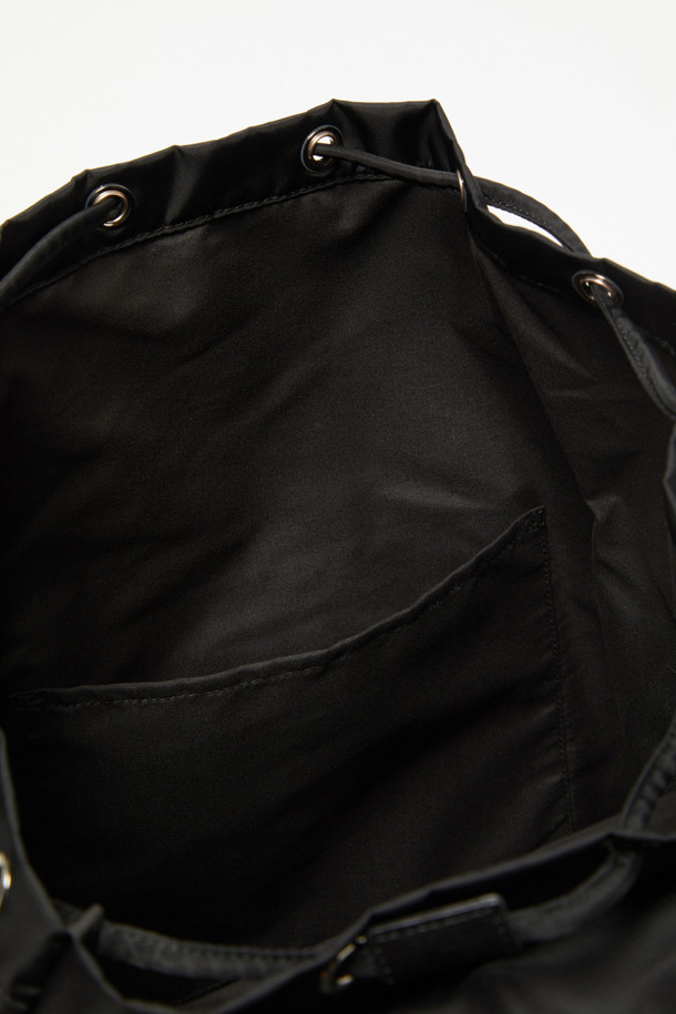 Mova 백팩 34는 남녀 모두 사용 가능한 미디엄 사이즈의 사각 백팩입니다. 블랙 색상의 무지 패턴으로 미니멀, 캐주얼, 클래식 스타일을 연출하며, 여행룩에 잘 어울립니다. 13인치, 16인치 노트북 및 태블릿을 수납할 수 있으며, 분리형 수납 파우치와 전면 지퍼 포켓이 있어 실용적입니다. 나일론 소재에 지퍼와 버클 디자인 장식이 더해졌으며, 조절 가능한 스트랩과 지퍼형 잠금 방식으로 편리함을 더했습니다. 일상 및 여행 시 유용하게 사용할 수 있습니다.
