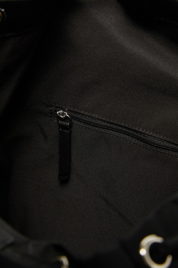 **Mova 백팩 29**는 여성용 미디엄 사이즈 백팩으로, 나일론 소재의 무지 디자인에 버클 장식이 돋보입니다. 수납의 편의성을 높이는 다양한 특징들을 갖추고 있는데, 태블릿/아이패드 수납이 가능하며, 분리형 멀티 파우치와 2개의 외부 지퍼 포켓, 1개의 내부 오픈 포켓, 그리고 1개의 내부 지퍼 포켓이 있습니다. 또한 외부 패스스루 지퍼가 있어 편리하며, 가방은 사각형 모양으로 지퍼와 버클로 잠글 수 있습니다. 일상생활에서 미니멀하고 캐주얼한 스타일을 연출하기에 적합합니다.
