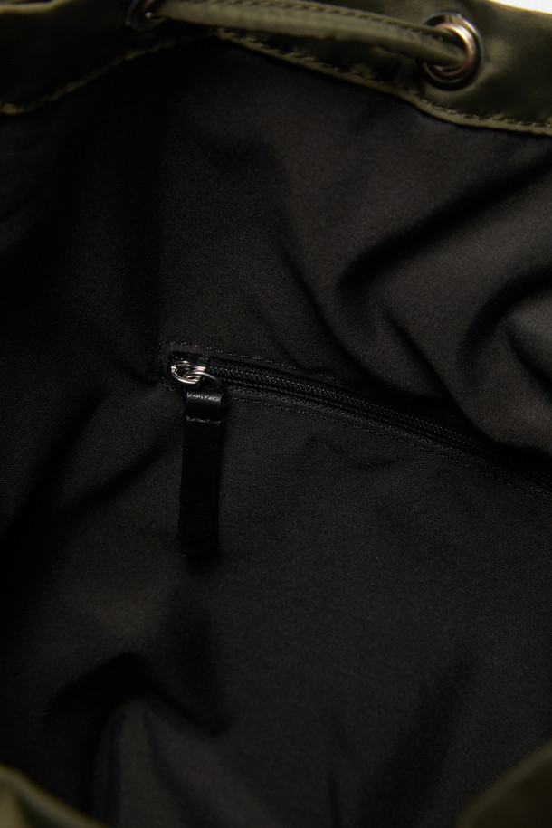 Mova 백팩 29는 여성용 미디엄 사이즈의 나일론 소재 가방입니다. 무지 패턴의 사각 디자인으로, 지퍼 포켓과 멀티 파우치 등의 디자인 장식이 돋보입니다. 13인치 디바이스 수납이 가능하며, 사이즈 조절 및 손잡이 기능이 갖춰져 있습니다. 소프트 바디 구조와 더불어 외부 지퍼 포켓 2개, 내부 오픈 포켓 1개, 내부 지퍼 포켓 1개, 외부 패스스루 지퍼 1개, 분리형 멀티 파우치, 조절 가능한 스트랩 등으로 실용성을 더했습니다. 지퍼형 잠금 방식으로, 미니멀하고 베이직한 스타일을 연출하여 일상생활에서 활용하기 좋습니다.
