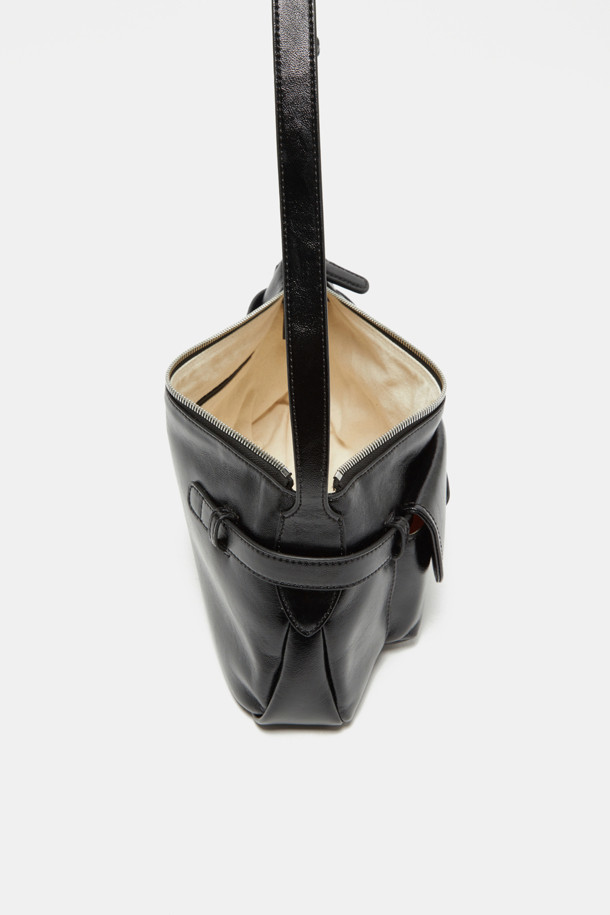 노아 포켓 크로스 31은 라미네이트 가죽과 옥스포드 코튼 소재로 제작된 여성용 크로스백입니다. 블랙, 브라운, 카멜 세 가지 색상으로 출시되었으며, 미니멀하고 모던한 스타일을 추구합니다. 사각형 디자인에 실버 하드웨어 장식이 더해졌으며, 생활 방수 기능과 내부 지퍼 포켓, 탈부착 가능한 스트랩으로 실용성을 높였습니다. 2way 착용이 가능하며, 출근룩과 모임룩에 모두 잘 어울리는 아이템입니다.
