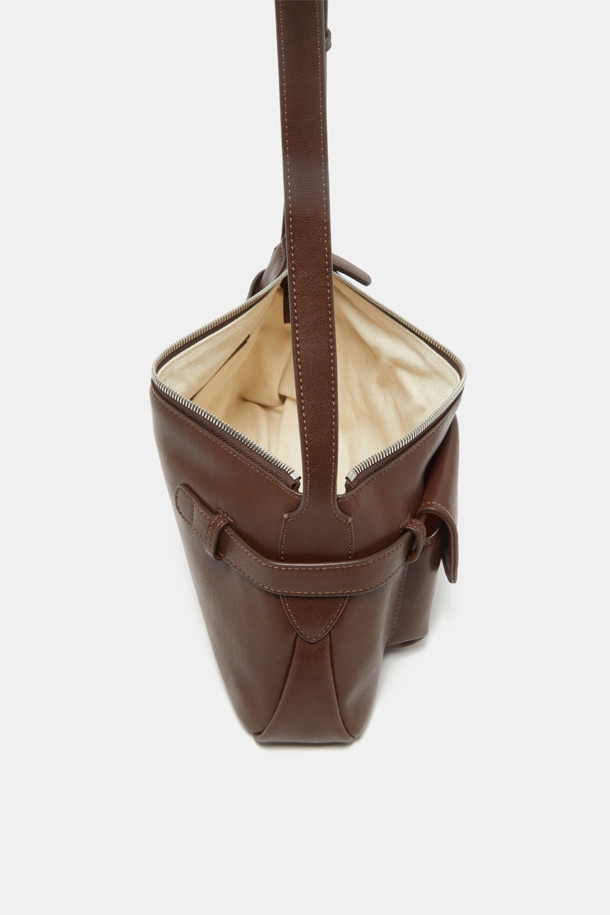 Noa 포켓 크로스 31은 여성 고객을 위한 미니멀하고 시크한 스타일의 크로스백입니다. 블랙, 브라운, 카멜 세 가지 색상으로 출시되었으며, 천연 가죽 소재에 실버 하드웨어 장식으로 포인트를 더했습니다. 옥스포드 원단 안감과 내부 지퍼 포켓, 탈부착 가능한 크로스 스트랩으로 실용성을 높였으며, 2way 착용이 가능합니다. 사각 쉐입에 생활 방수 기능을 갖춰 출근룩과 모임룩 등 일상생활에서 폭넓게 활용할 수 있습니다. 라미네이팅 처리, 스크래치 방지, 내구성 강화, 관리 용이한 특징을 갖춘 가방입니다.
