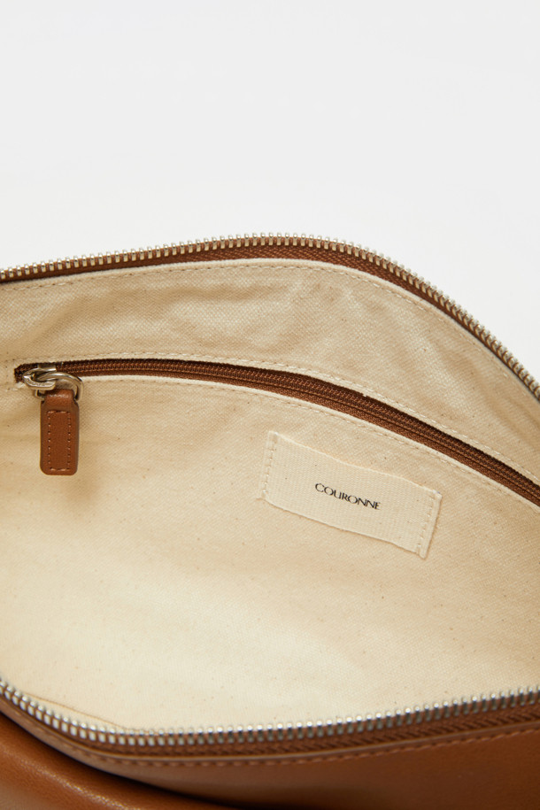 노아 포켓 크로스 31은 세련된 디자인과 실용성을 겸비한 여성용 크로스백입니다. 인조가죽과 면 소재로 제작되어 내구성이 뛰어나며, 블랙, 브라운, 카멜 세 가지 색상으로 출시되었습니다. 미니멀하고 모던한 스타일로, 데이트룩과 쇼핑룩에 잘 어울리며, 2-way 착용이 가능하여 다양한 스타일을 연출할 수 있습니다. 가방 내부에는 지퍼 포켓이 있어 소지품을 안전하게 보관할 수 있으며, 탈부착 가능한 크로스 스트랩과 실버 컬러 하드웨어, 버클 디자인이 특징입니다. 생활 방수 기능으로 갑작스러운 비에도 안심하고 사용할 수 있으며, 실용적인 가로형 사이즈에 편안한 착용감을 제공합니다.
