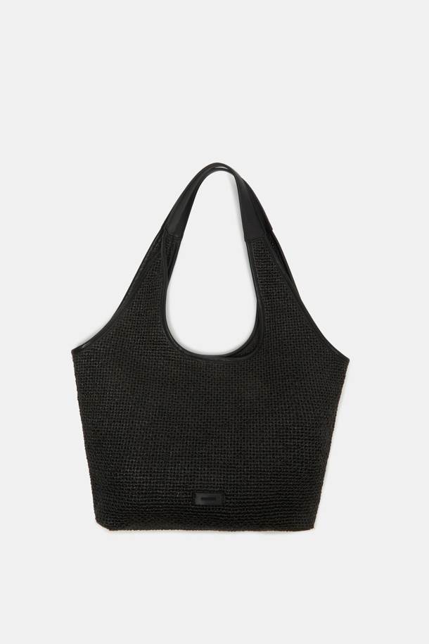 Seine Easy Shoulder 43 Raffia는 라피아와 합성가죽 소재의 여성용 숄더백입니다. 15인치 노트북 수납이 가능한 넉넉한 라지 사이즈로, 무지 패턴의 블랙 컬러가 어떤 룩에도 자연스럽게 어울립니다. 부드러운 텍스처와 경량, 방수 기능을 갖춰 일상에서 편안하게 사용할 수 있으며, 분리형 내부 보드와 내부 포켓 1개가 있어 높은 수납력을 자랑합니다.
