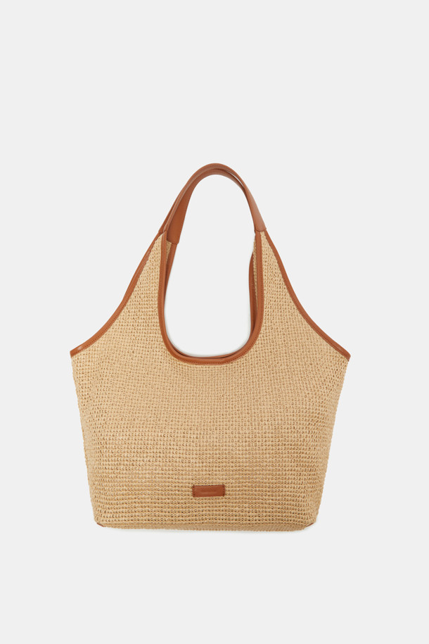 Seine Easy Shoulder 43 Raffia는 라지 사이즈의 여성 숄더백으로, 자연스러운 느낌의 Natural 컬러 라피아 소재와 합성가죽의 조화가 돋보입니다. 반원 모양에 무지 디자인으로, 15인치 노트북, 아이폰, 아이패드, 맥북 프로 등 다양한 소지품을 수납할 수 있으며, 마그네틱형 잠금 방식으로 편리하게 사용할 수 있습니다. 가볍고 방수 기능이 있으며 내부 포켓과 탈부착 가능한 보드를 갖춰 실용성을 더했습니다.
