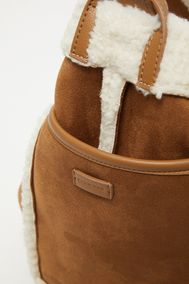 Haru 숄더 24 Fur는 여성용 숄더백으로, 캐주얼하고 미니멀한 스타일을 연출합니다. 실버 컬러의 양면 인조가죽과 퍼 소재로 제작되었으며, 미디엄 사이즈의 반원 모양 디자인이 특징입니다. 슬림한 디자인에 13인치 아이패드/태블릿 수납이 가능하며, 2-way 스타일링으로 다양한 연출이 가능합니다. 가을, 겨울 시즌에 어울리는 이 가방은 무지 디자인에 퍼 장식이 포인트이며, 1개의 포켓과 실버 하드웨어로 실용성을 더했습니다. 일상에서 편안하게 사용할 수 있는 숄더백입니다.
