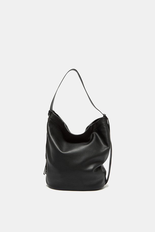 **하루 숄더 24**는 여성스러운 스타일을 완성하는 숄더백입니다. 라미네이트 레더와 천연가죽 소재에 엠보싱 패턴으로 고급스러움을 더했으며, 13인치 아이패드 수납이 가능한 미디엄 사이즈입니다. 실버 하드웨어와 분리형 참 장식이 특징이며, 2-way 디자인으로 다양한 스타일링이 가능합니다. 내부 포켓과 생활 방수 기능을 갖춰 실용성을 높였으며, 오피스룩, 출근룩, 모임룩 등 다양한 TPO에 클래식, 미니멀, 시크한 무드를 연출합니다. 스크래치 방지 기능과 조절 가능한 숄더 스트랩으로 편안하게 사용하세요.
