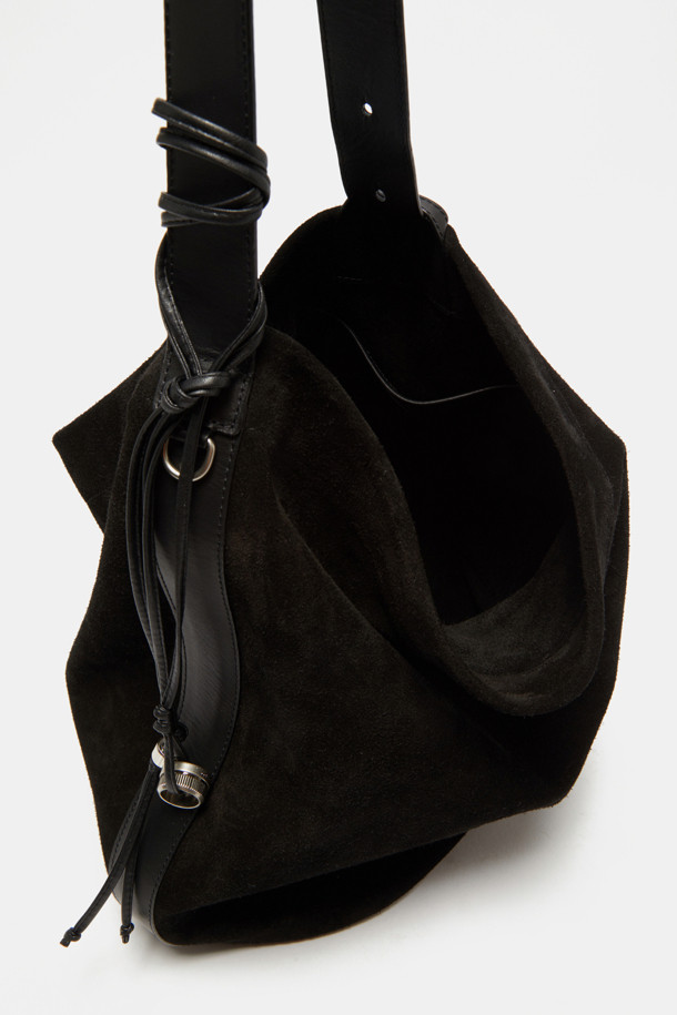 Haru Shoulder 24 Suede (하루 숄더 24 스웨이드)는 여성 및 남성 모두 착용 가능한 미디엄 사이즈의 숄더백입니다. 블랙과 브라운 두 가지 색상으로 출시되었으며, 스웨이드와 가죽 소재를 사용하여 고급스러운 느낌을 줍니다. 사각 쉐입에 마그네틱형 잠금 방식으로 편리하며, 13인치 아이패드 수납이 가능합니다. 숄더 및 슬림 스타일 2way로 연출할 수 있으며, 데일리 쇼핑룩에 어울리는 클래식, 미니멀, 시크 스타일의 가방입니다. 자연스러운 실루엣과 착용감으로 편안하게 사용할 수 있으며, 내부 포켓 1개와 디자인 참 장식이 포인트입니다.
