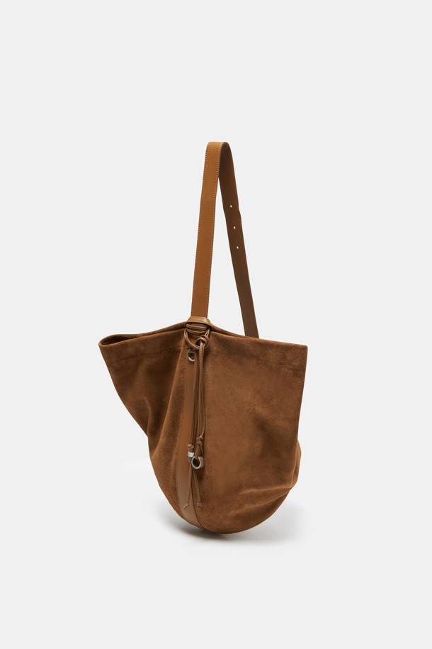 "Haru Shoulder 24 Suede(하루 숄더 24 스웨이드)"는 스웨이드와 가죽 소재의 조화가 돋보이는 미디엄 사이즈 숄더백입니다. 블랙과 브라운 두 가지 색상으로 출시되었으며, 은색 하드웨어 참 장식이 시크함을 더합니다. 탈부착 및 길이 조절 가능한 스트랩으로 2way 착용이 가능하며, 반원 형태의 디자인과 자연스러운 드레이핑 실루엣이 특징입니다. 

13인치 아이패드 수납이 가능하며, 내부에 포켓이 있어 실용성을 높였습니다. 깔끔한 외관과 마그네틱형 잠금 방식으로 데이트룩, 쇼핑룩 등 일상 용도로 폭넓게 활용할 수 있으며, 클래식, 미니멀, 시크 스타일을 연출하기에 좋습니다. 아이폰/아이패드/맥북 프로 수납이 가능하고, 사용할수록 자연스러운 에이징 효과를 느낄 수 있습니다.
