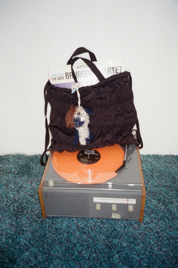 에버 셔링 백팩 36은 여성용 미디엄 사이즈 백팩입니다. 세련된 셔링 디자인과 무지 패턴의 블랙 컬러가 미니멀, 캐주얼, 시크 스타일을 연출합니다. 13인치 태블릿/아이패드 수납이 가능하며, 내부 오픈 포켓 1개와 지퍼 포켓 1개로 실용성을 더했습니다. 조절 가능한 스트랩과 사각 디자인으로 편안하게 착용 가능하며, 출근룩과 여행룩에 모두 잘 어울립니다. 나일론 소재로 제작되어 내구성이 뛰어나며, 지퍼형 잠금 방식으로 소지품을 안전하게 보관할 수 있습니다.
