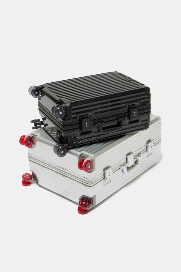 Bagel Luggage 20은 튼튼한 폴리카보네이트와 알루미늄 소재로 제작된 블랙 색상의 미디엄 사이즈 여행용 캐리어입니다. 내구성을 높이는 알루미늄 프레임과 코너 가드, 충격 방지 기능, TSA 잠금장치, 도난 방지 기능, 부드러운 우레탄 바퀴, 그리고 내용물 분리를 돕는 수납공간 구성으로 안전하고 편리한 여행을 지원합니다. 사각 디자인과 다이얼 잠금 방식을 갖춘 이 캐리어는 경량, 내열성을 더하여 여행의 동반자로서 훌륭한 선택이 될 것입니다.
