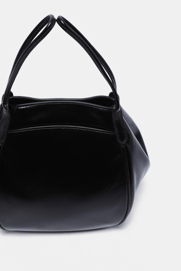 모스코뮬(Moscow Mule) 크로스 19는 여성용 미디엄 사이즈 블랙 소가죽 크로스백입니다. 클래식하고 미니멀한 무드를 연출하며, 출근룩과 모임룩에 모두 잘 어울립니다. 골드 하드웨어 장식이 돋보이며, 3way 연출이 가능하여 다양한 스타일을 소화할 수 있습니다. 탈부착 가능한 스트랩과 사이즈 조절 기능으로 실용성을 높였으며, 사각 쉐입에 광택감 있는 가죽과 자연스러운 주름이 고급스러운 느낌을 더합니다. 내부 포켓 1개와 외부 포켓 1개로 수납력을 높였습니다.
