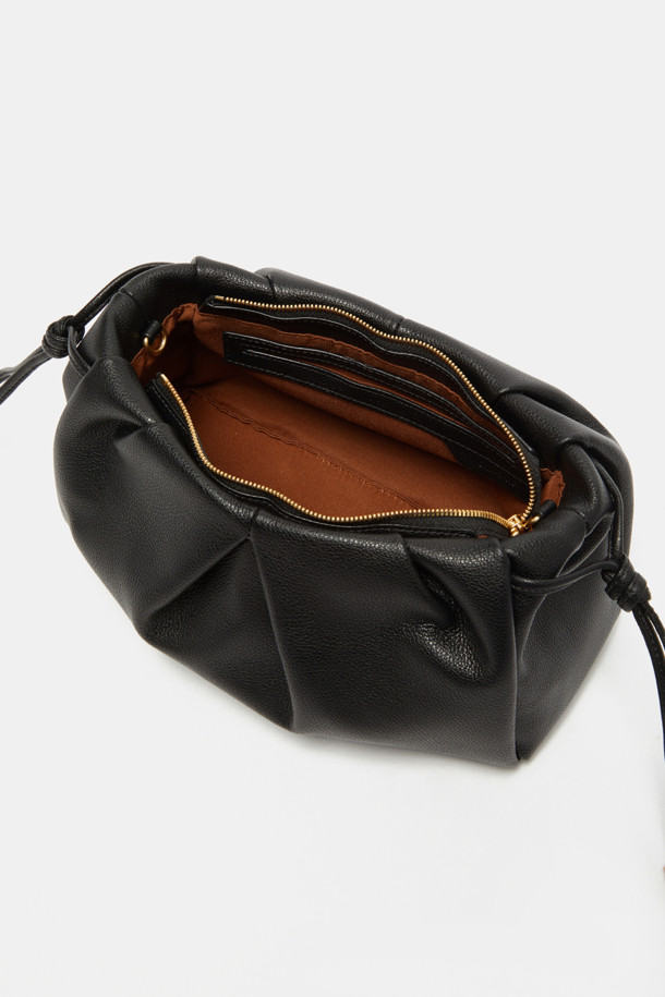 비아 크로스 25는 페미닌한 플리츠 바디와 스크류 디테일이 돋보이는 여성용 크로스백입니다. 부드러운 소가죽 소재와 미디엄 사이즈로 제작되어 데이트룩과 모임룩에 적합하며, 클래식, 미니멀, 걸리시 스타일을 모두 아우릅니다. 탈부착 가능한 스트랩으로 클러치백으로도 활용 가능하며, 내부에는 2개의 오픈 포켓이 있어 실용적입니다. 자연스러운 볼륨감을 살린 원통형 디자인과 골드 컬러 마감 브라스 하드웨어, 지퍼형 잠금 방식으로 고급스러움을 더했습니다.
