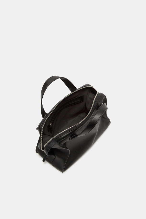 자하 하디드의 건축물에서 영감을 받아 유연한 라인으로 디자인된 Ruvo Tote 26 (루보 토트 26) 토트백입니다. 부드러운 네이키드 타입 소가죽 소재의 미디엄 사이즈 블랙 컬러 가방으로, 미니멀한 스타일과 실버 하드웨어 장식이 세련된 느낌을 더합니다. 탈부착 및 길이 조절 가능한 스트랩으로 3way 연출이 가능하며, 지퍼형 잠금 방식과 내부 지퍼 포켓, 내부 포켓으로 실용성을 높였습니다. 출근룩과 오피스룩, 그리고 미니멀, 클래식, 시크한 스타일을 즐겨 입는 여성분들께 데일리백으로 추천합니다.
