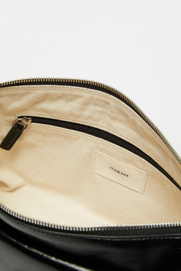 노아 포켓 크로스 31은 라미네이트 가죽과 옥스포드 코튼 소재로 제작된 여성용 크로스백입니다. 블랙, 브라운, 카멜 세 가지 색상으로 출시되었으며, 미니멀하고 모던한 스타일을 추구합니다. 사각형 디자인에 실버 하드웨어 장식이 더해졌으며, 생활 방수 기능과 내부 지퍼 포켓, 탈부착 가능한 스트랩으로 실용성을 높였습니다. 2way 착용이 가능하며, 출근룩과 모임룩에 모두 잘 어울리는 아이템입니다.
