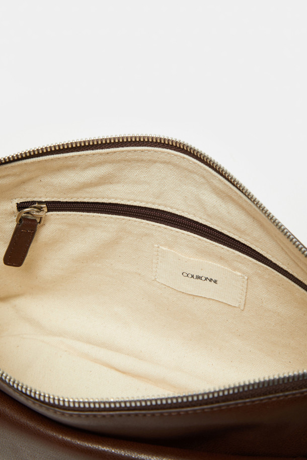 Noa 포켓 크로스 31은 여성 고객을 위한 미니멀하고 시크한 스타일의 크로스백입니다. 블랙, 브라운, 카멜 세 가지 색상으로 출시되었으며, 천연 가죽 소재에 실버 하드웨어 장식으로 포인트를 더했습니다. 옥스포드 원단 안감과 내부 지퍼 포켓, 탈부착 가능한 크로스 스트랩으로 실용성을 높였으며, 2way 착용이 가능합니다. 사각 쉐입에 생활 방수 기능을 갖춰 출근룩과 모임룩 등 일상생활에서 폭넓게 활용할 수 있습니다. 라미네이팅 처리, 스크래치 방지, 내구성 강화, 관리 용이한 특징을 갖춘 가방입니다.
