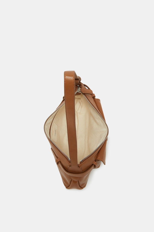 노아 포켓 크로스 31은 세련된 디자인과 실용성을 겸비한 여성용 크로스백입니다. 인조가죽과 면 소재로 제작되어 내구성이 뛰어나며, 블랙, 브라운, 카멜 세 가지 색상으로 출시되었습니다. 미니멀하고 모던한 스타일로, 데이트룩과 쇼핑룩에 잘 어울리며, 2-way 착용이 가능하여 다양한 스타일을 연출할 수 있습니다. 가방 내부에는 지퍼 포켓이 있어 소지품을 안전하게 보관할 수 있으며, 탈부착 가능한 크로스 스트랩과 실버 컬러 하드웨어, 버클 디자인이 특징입니다. 생활 방수 기능으로 갑작스러운 비에도 안심하고 사용할 수 있으며, 실용적인 가로형 사이즈에 편안한 착용감을 제공합니다.
