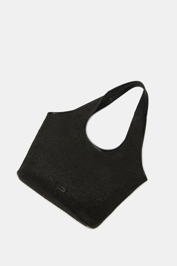 Seine Easy Shoulder 43 Raffia는 라피아와 합성가죽 소재의 여성용 숄더백입니다. 15인치 노트북 수납이 가능한 넉넉한 라지 사이즈로, 무지 패턴의 블랙 컬러가 어떤 룩에도 자연스럽게 어울립니다. 부드러운 텍스처와 경량, 방수 기능을 갖춰 일상에서 편안하게 사용할 수 있으며, 분리형 내부 보드와 내부 포켓 1개가 있어 높은 수납력을 자랑합니다.
