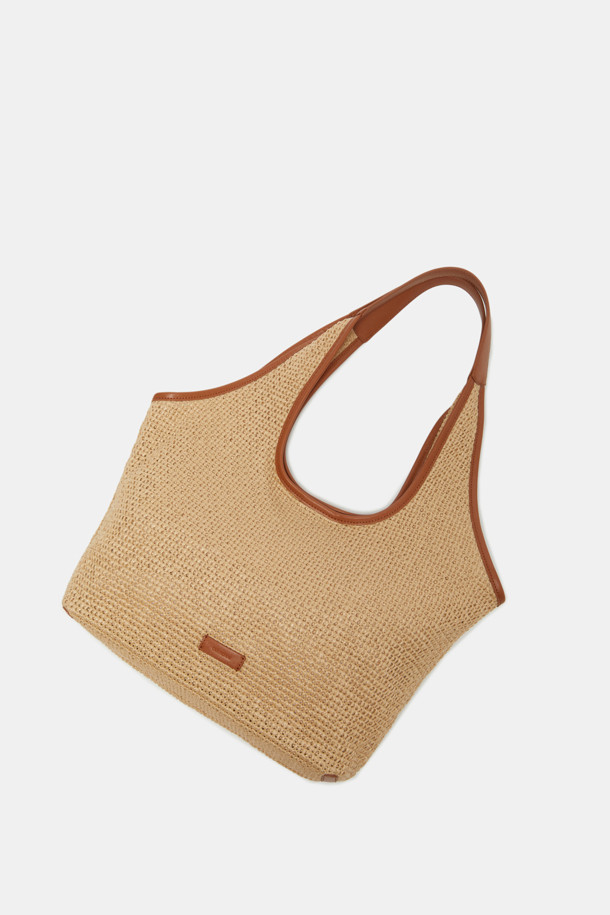 Seine Easy Shoulder 43 Raffia는 라지 사이즈의 여성 숄더백으로, 자연스러운 느낌의 Natural 컬러 라피아 소재와 합성가죽의 조화가 돋보입니다. 반원 모양에 무지 디자인으로, 15인치 노트북, 아이폰, 아이패드, 맥북 프로 등 다양한 소지품을 수납할 수 있으며, 마그네틱형 잠금 방식으로 편리하게 사용할 수 있습니다. 가볍고 방수 기능이 있으며 내부 포켓과 탈부착 가능한 보드를 갖춰 실용성을 더했습니다.
