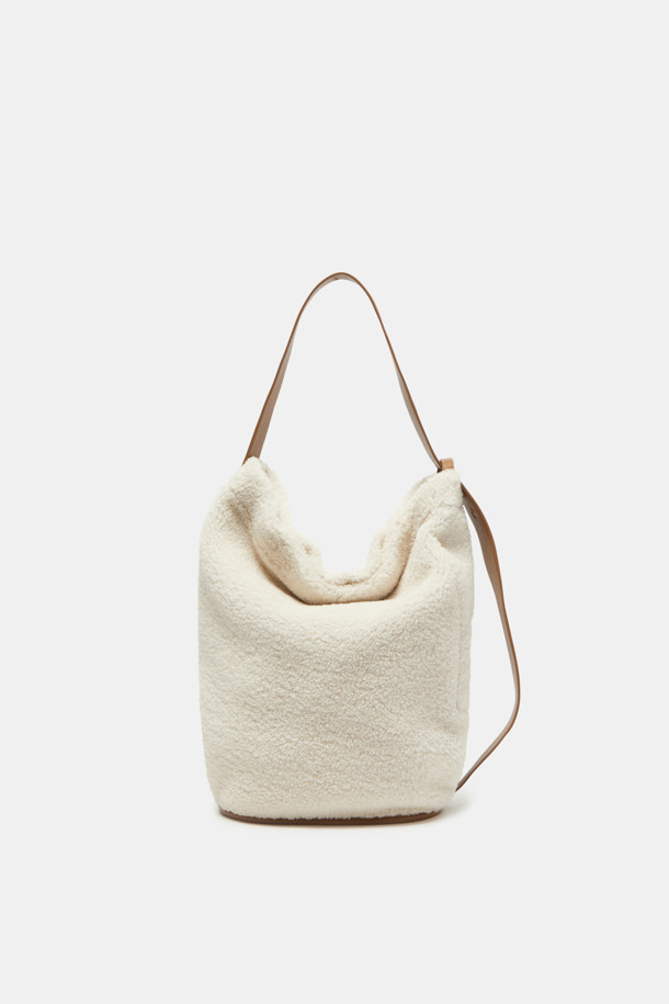 Haru 숄더 24 Fur는 여성용 숄더백으로, 캐주얼하고 미니멀한 스타일을 연출합니다. 실버 컬러의 양면 인조가죽과 퍼 소재로 제작되었으며, 미디엄 사이즈의 반원 모양 디자인이 특징입니다. 슬림한 디자인에 13인치 아이패드/태블릿 수납이 가능하며, 2-way 스타일링으로 다양한 연출이 가능합니다. 가을, 겨울 시즌에 어울리는 이 가방은 무지 디자인에 퍼 장식이 포인트이며, 1개의 포켓과 실버 하드웨어로 실용성을 더했습니다. 일상에서 편안하게 사용할 수 있는 숄더백입니다.
