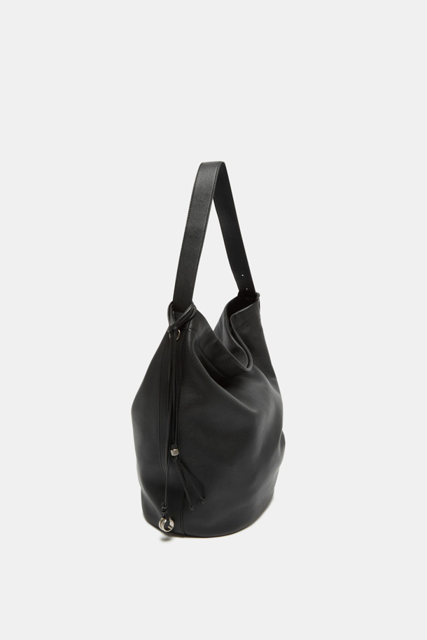 **하루 숄더 24**는 여성스러운 스타일을 완성하는 숄더백입니다. 라미네이트 레더와 천연가죽 소재에 엠보싱 패턴으로 고급스러움을 더했으며, 13인치 아이패드 수납이 가능한 미디엄 사이즈입니다. 실버 하드웨어와 분리형 참 장식이 특징이며, 2-way 디자인으로 다양한 스타일링이 가능합니다. 내부 포켓과 생활 방수 기능을 갖춰 실용성을 높였으며, 오피스룩, 출근룩, 모임룩 등 다양한 TPO에 클래식, 미니멀, 시크한 무드를 연출합니다. 스크래치 방지 기능과 조절 가능한 숄더 스트랩으로 편안하게 사용하세요.
