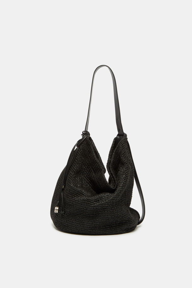 Haru Shoulder 24 Raffia (하루 숄더 24 라피아)는 여성 고객을 위한 미디엄 사이즈 숄더백입니다. 라피아와 합성가죽 소재로 제작되었으며, 실버 하드웨어 디테일이 돋보입니다. 무지 패턴에 사각 모양으로, 자연스러운 실루엣과 부드러운 촉감을 선사합니다. 아이패드 13인치 수납이 가능하며, 내부 포켓 1개, 분리형 참 장식, 슬림 스트랩, 2way 착용이 가능한 실용적인 디자인입니다. 여행, 휴가, 리조트룩에 어울리는 미니멀, 리조트, 클래식 스타일의 가방으로, 오염 방지 기능과 깔끔한 외관을 자랑합니다.
